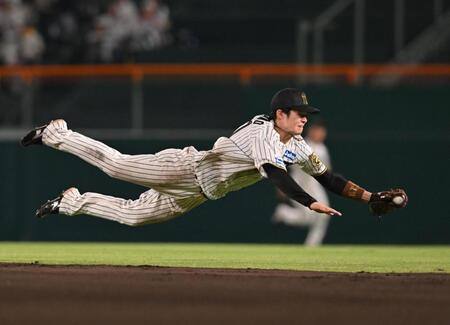 　１０回、野村の打球に飛びつく中野（撮影・西田忠信）