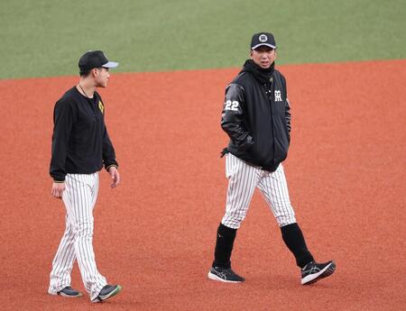 　木浪（左）と話す藤川監督＝４月１日