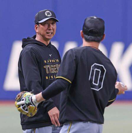 　木浪（右）と話す藤川監督＝４月３０日