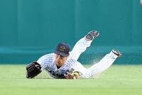 　２回、近本は海野の飛球を好捕し二塁併殺とする（撮影・山口登）