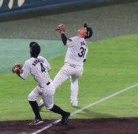 　７回、小幡（右）と熊谷は牧原大の飛球を追う（撮影・山口登）