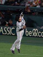 　７回、牧原大のフライを捕球する小幡（撮影・北村雅宏）