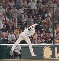 　７回、牧原大の飛球を好捕する小幡（撮影・西田忠信）