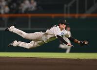 　１０回、野村の打球に飛びつく中野（撮影・西田忠信）