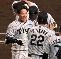 　サヨナラ打を放ち、藤川監督（２２）に迎えられる木浪＝７日