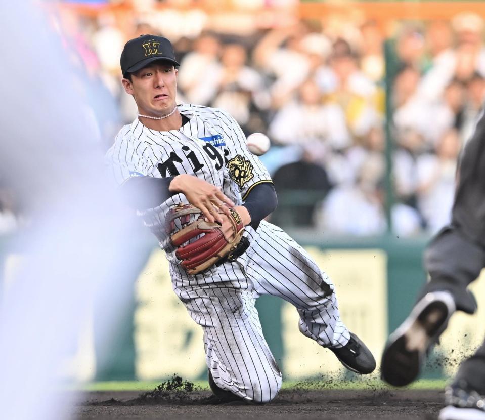 　１回、栗原の打球を好捕し二塁へトスする小幡（撮影・西田忠信）