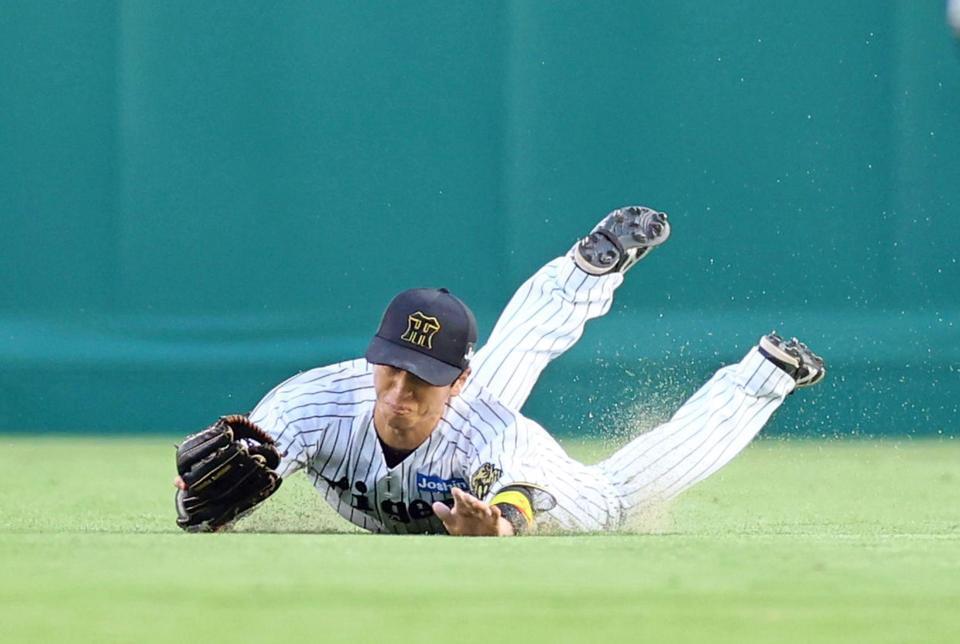 　２回、近本は海野の飛球を好捕し二塁併殺とする（撮影・山口登）