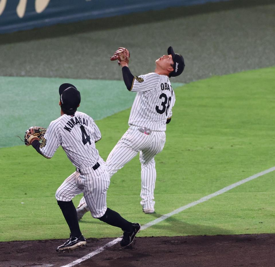 　７回、小幡（右）と熊谷は牧原大の飛球を追う（撮影・山口登）