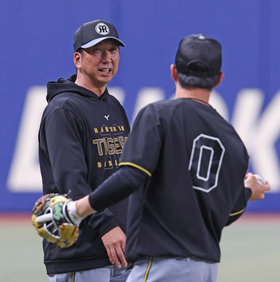 　木浪（右）と話す藤川監督＝４月３０日