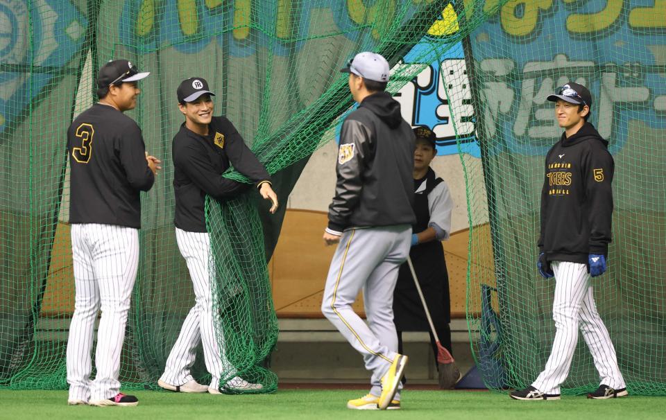 　談笑する（左から）大山、木浪、藤川監督、近本＝２月２３日