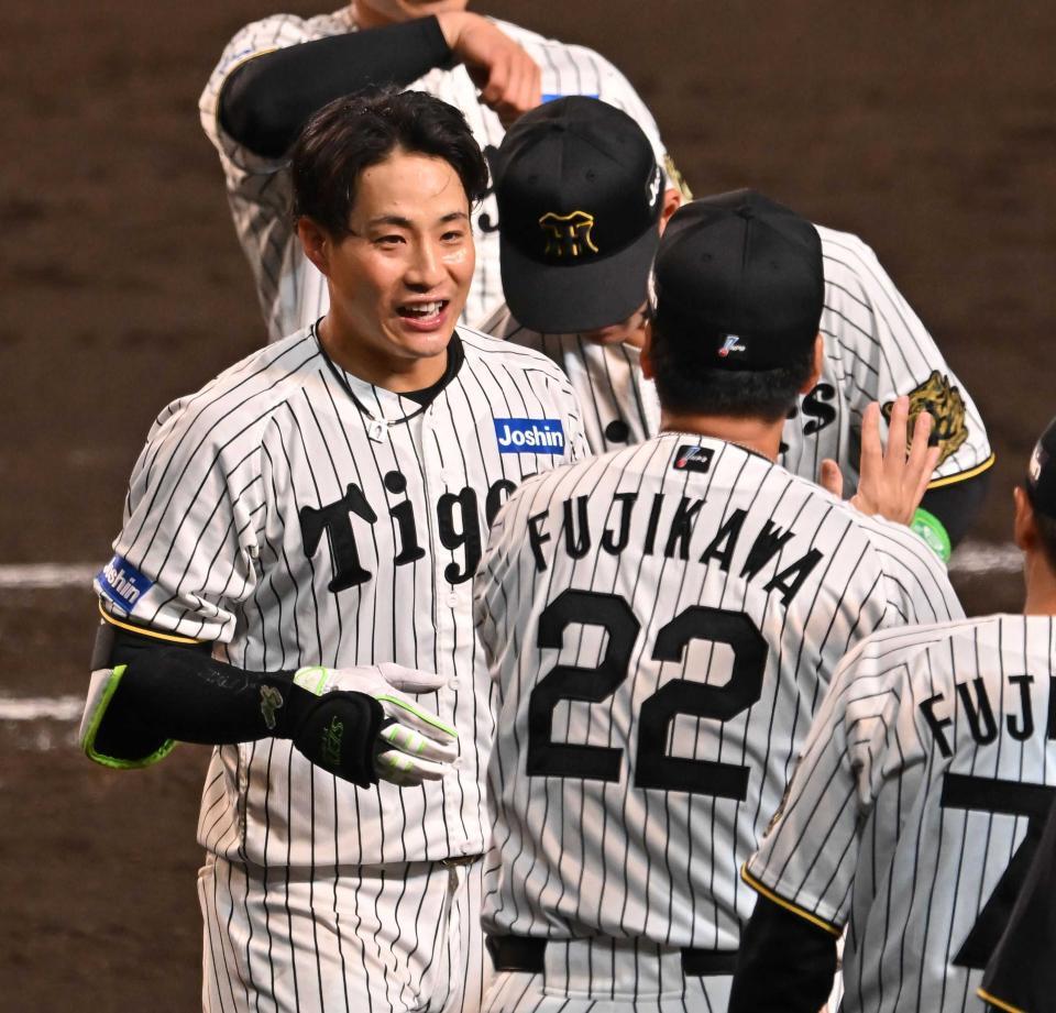 　サヨナラ打を放ち、藤川監督（２２）に迎えられる木浪＝７日