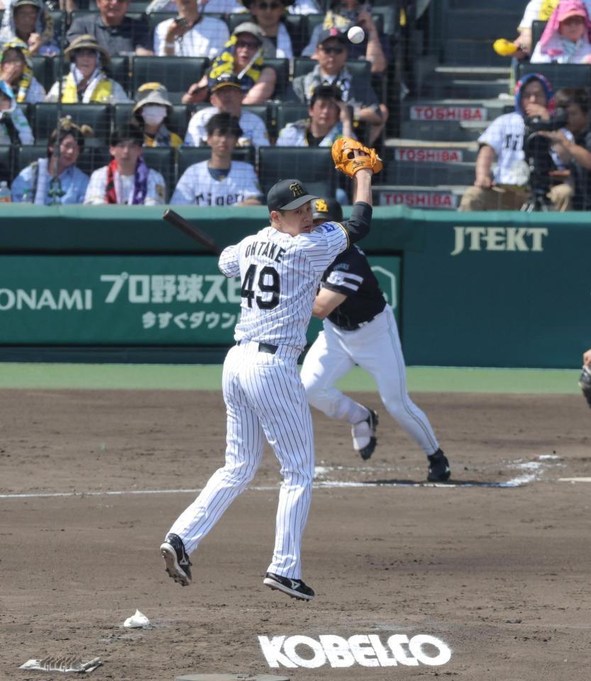 　２回、栗原（奥）を併殺打に打ち取る大竹（撮影・北村雅宏）