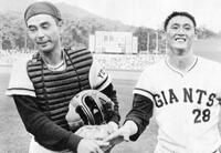 好リリーフした新浦（右）と握手を交わして引き揚げる吉田孝司＝１９７８年７月４日の広島戦（札幌・円山球場）