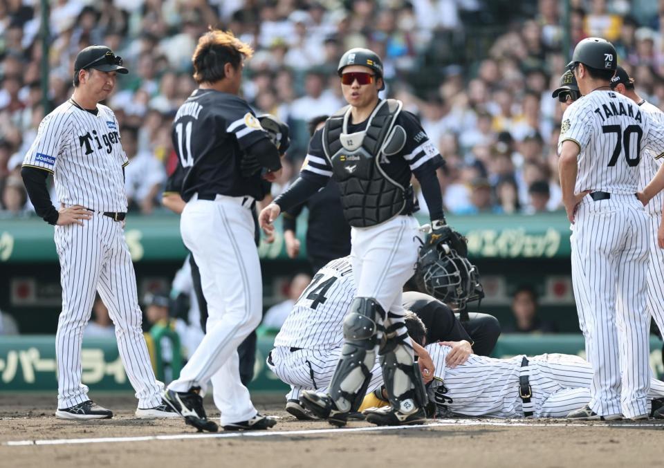 　６回、倒れ込む中野を心配する藤川監督（左）＝２２日