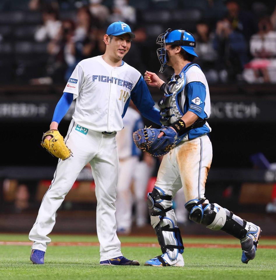 　完投勝利をあげ、伏見（右）と喜び合う加藤貴＝１１日