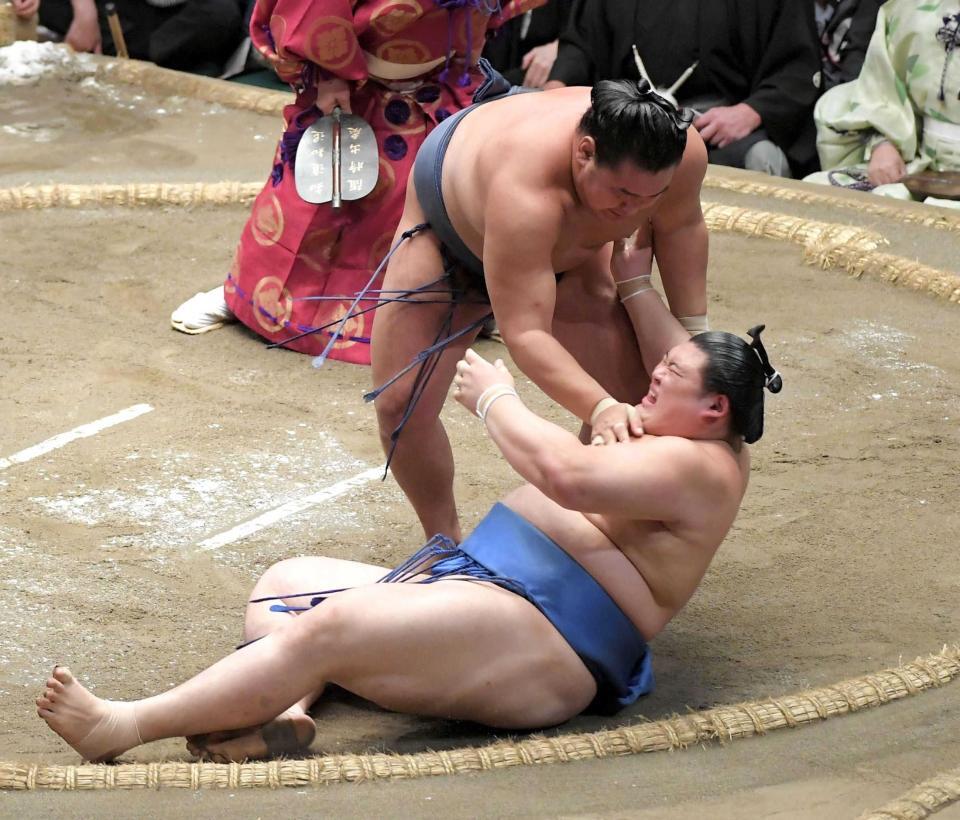 　夏場所千秋楽で大の里を上手ひねりで下した豊昇龍＝５月２５日