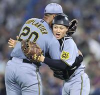 　完封勝利を挙げたデュプランティエと抱き合う坂本＝５日