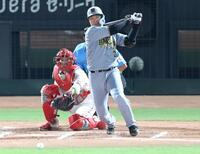 　７回、適時打を放つ大山（撮影・北村雅宏）
