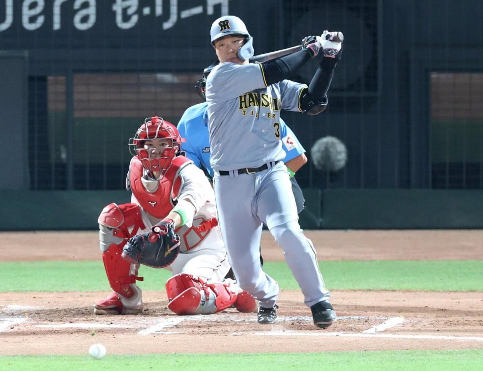 　７回、適時打を放つ大山（撮影・北村雅宏）