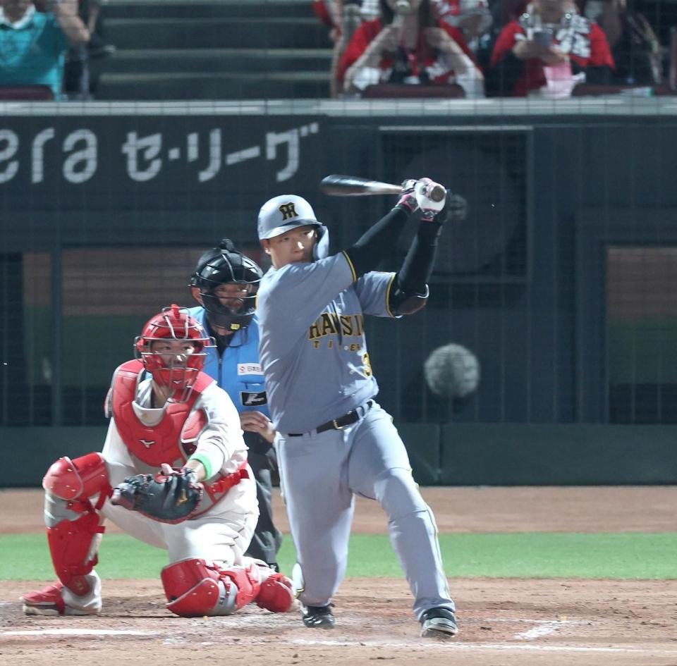 　５回、２点適時二塁打を放つ大山（撮影・北村雅宏）