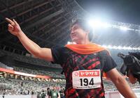 　男子やり投げ決勝を制し、歓声に応える崎山雄太＝７月５日