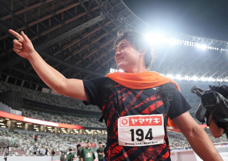 　男子やり投げ決勝を制し、歓声に応える崎山雄太＝７月５日