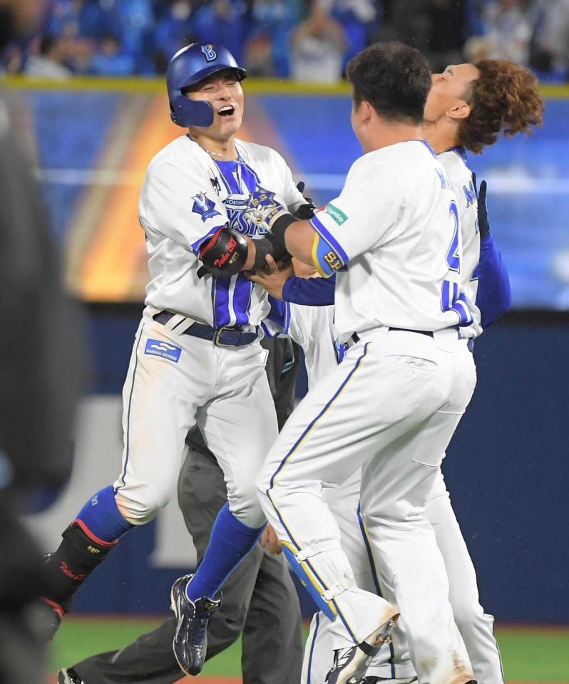 　広島戦でサヨナラ打を放ち、歓喜する林（左）＝５月９日