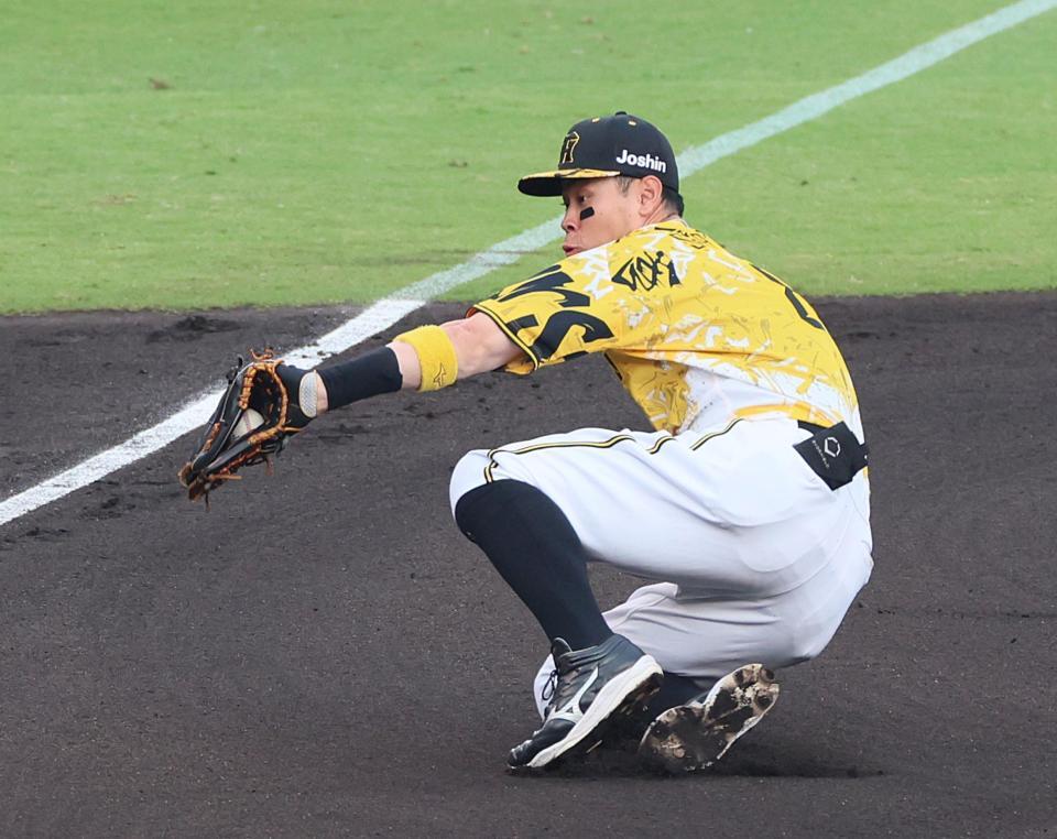 　１回、細川の打球を好捕する三塁手・佐藤輝（撮影・立川洋一郎）