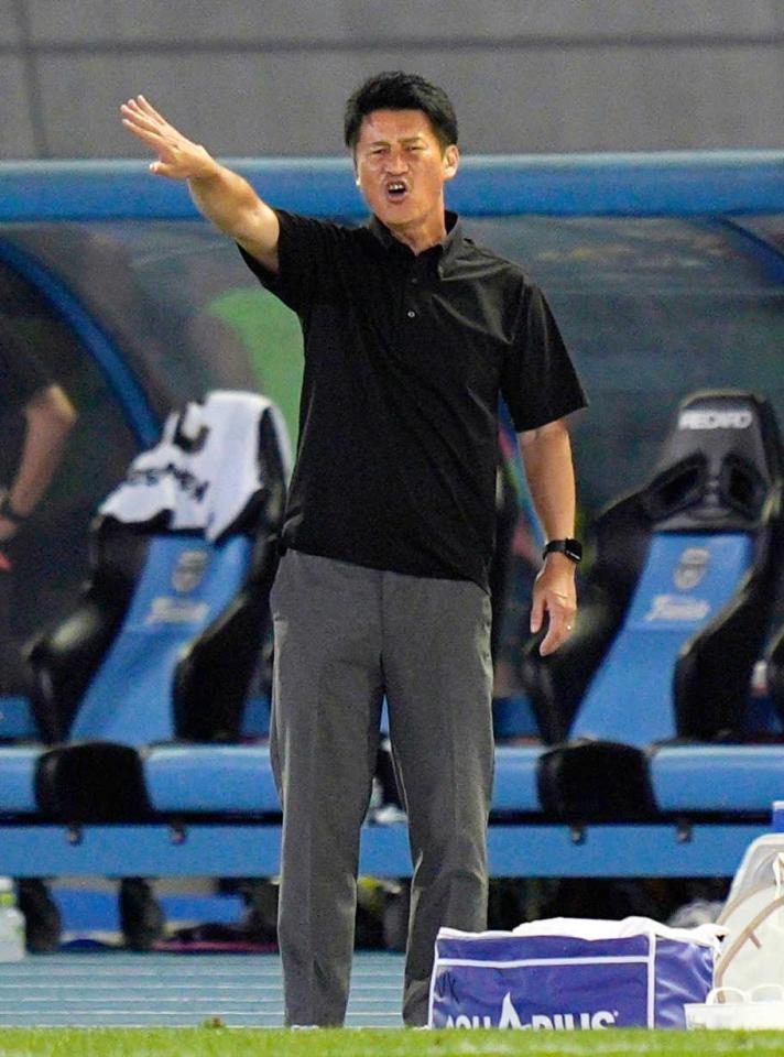 　６月２１日の川崎戦で指示を出す神戸・吉田監督