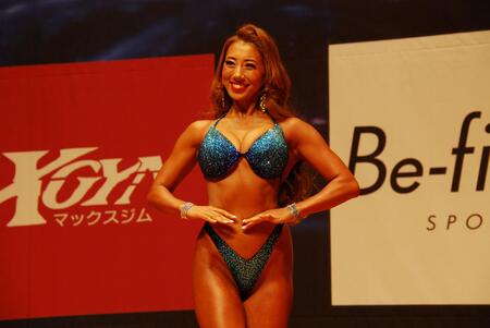 　ゲストポーズで笑顔を見せる安井友梨