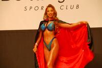 　ゲストポーズで躍動する安井友梨