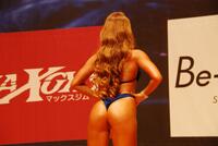 　バックポーズを決める安井友梨