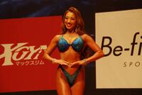 　ゲストポーズで笑顔を見せる安井友梨