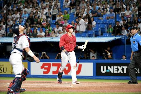 　２０日のヤクルト戦の３回、打球を打ち上げ、中村悠（左）が捕球する前にベンチへ引き揚げる坂倉