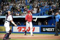 　２０日のヤクルト戦の３回、打球を打ち上げ、中村悠（左）が捕球する前にベンチへ引き揚げる坂倉