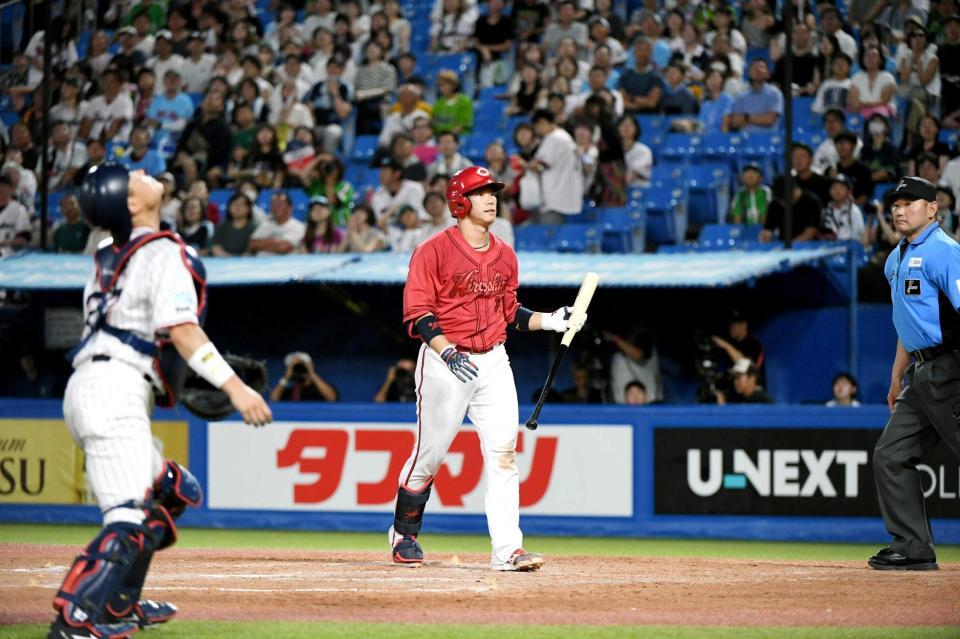 　２０日のヤクルト戦の３回、打球を打ち上げ、中村悠（左）が捕球する前にベンチへ引き揚げる坂倉