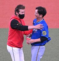 　阪神・藤川監督（右）と談笑する日本ハム・新庄監督＝２３日