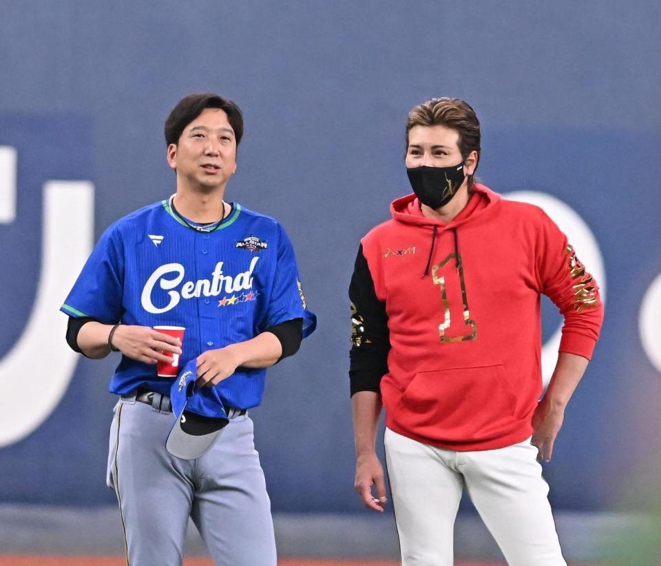 　グラウンドで話し込む藤川監督（左）と新庄監督（撮影・西田忠信）