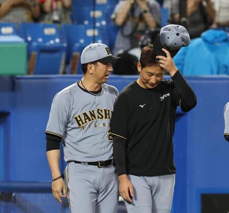 　岩崎に声をかける藤川監督（撮影・佐々木彰尚）