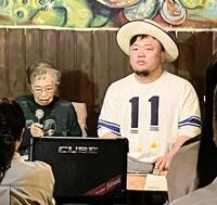 ６月６日に開催された「語り部の会」でのＨＩＰＰＹ（左）と語り部の塩冶節子さん