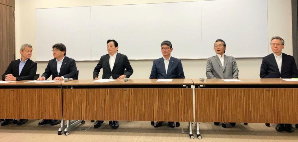 　会見に臨むセ・リーグの理事たち（撮影・田中政行）