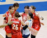 　フランス戦でポイントを奪い喜ぶ石川（右端）ら日本＝７月９日