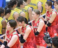 　ブラジルに敗れて千葉大会を終え、握手を交わす石川真佑（中央）＝７月１３日