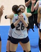 　ポーランド戦を制し、佐藤淑乃（手前）と抱き合う石川真佑＝７月１２日