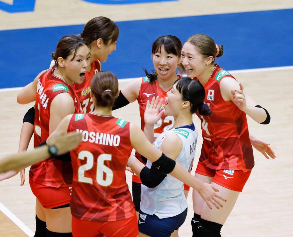 　フランス戦でポイントを奪い喜ぶ石川（右端）ら日本＝７月９日