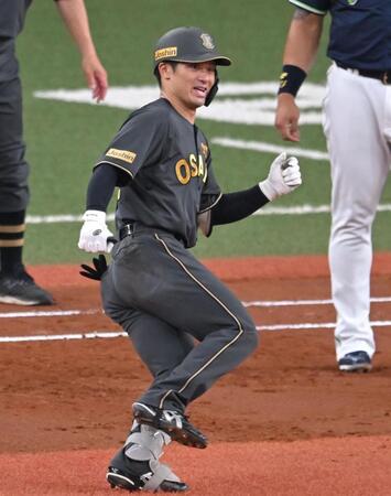 　２回、中前打を放ち笑顔の坂本（撮影・飯室逸平）