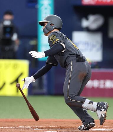 　８回、内野安打を放つ坂本（撮影・北村雅宏）