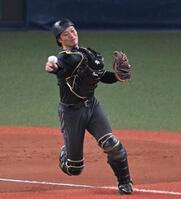 　７回、北村のバントを素早くさばき、進塁を阻止する坂本（撮影・飯室逸平）