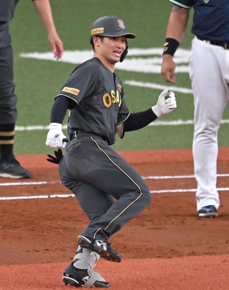 　２回、中前打を放ち笑顔の坂本（撮影・飯室逸平）