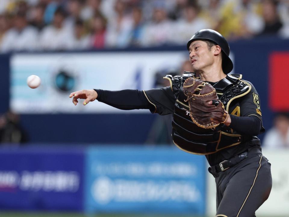 　７回、北村のバントを処理し、三塁へ送球して二走・中村悠を封殺する坂本（撮影・北村雅宏）